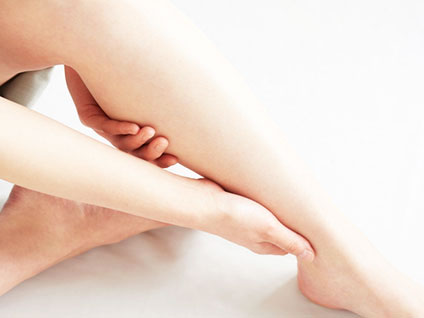 浮腫んでいる女性の脚